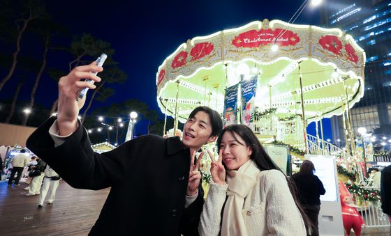 회전목마 앞에서 '찰칵'