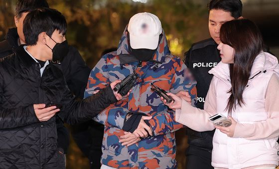 압송되는 '도이치 주가조작' 공범, 묵묵부답