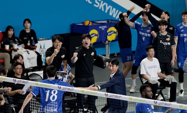 환호하는 권영민 감독