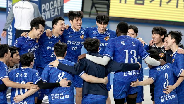 환호하는 한국전력 선수들