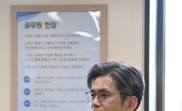 국민의례 하는 박철우 신임 중앙지검장