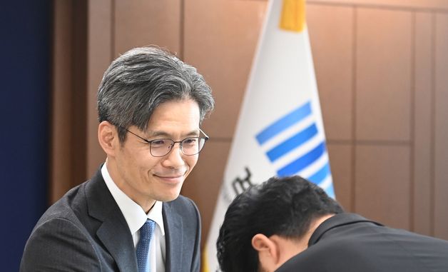 박철우 신임 중앙지검장, 직원들과 인사