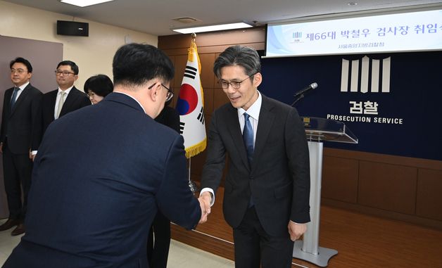 직원들과 인사 나누는 박철우 신임 중앙지검장