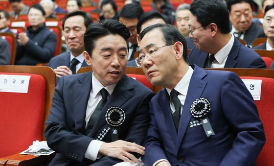 대화 나누는 강훈식·주호영