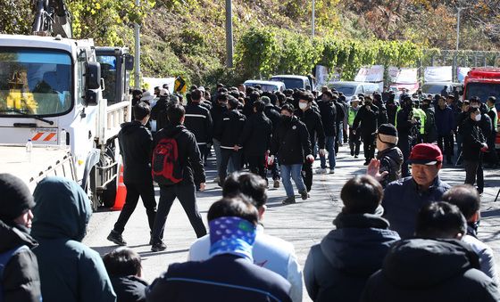 경북 성주군, 사드반대 시설물 행정대집행 '잠정 철수'