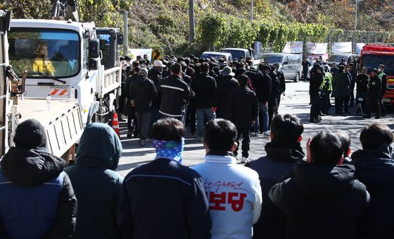 경북 성주군, 사드반대 시설물 행정대집행 '잠정 철수'
