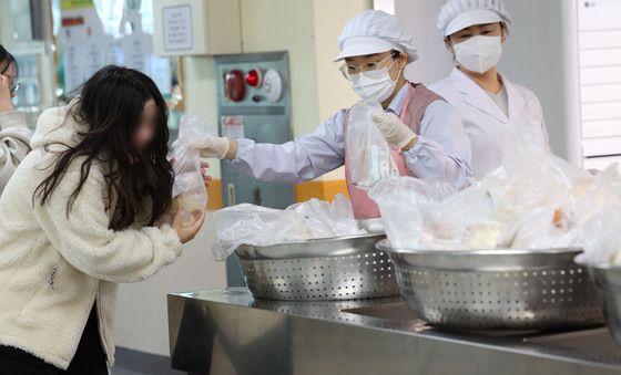 "오늘은 급식 대신 빵"