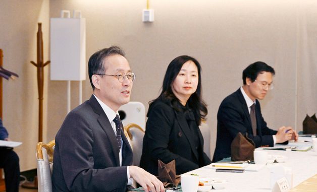 회의 주재하는 이형일 차관