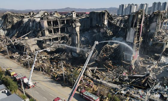 화재 열기로 방수하는 소방