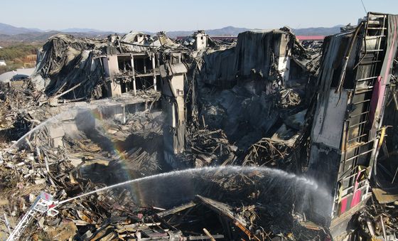 무너진 건물 위로 방수