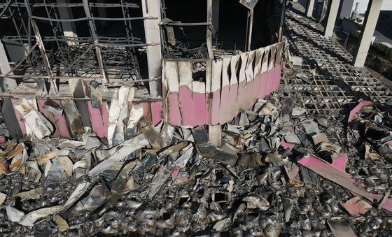 뼈대만 앙상하게 남은 물류센터