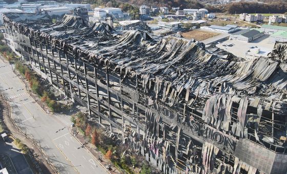 뼈대만 남은 이랜드 물류센터