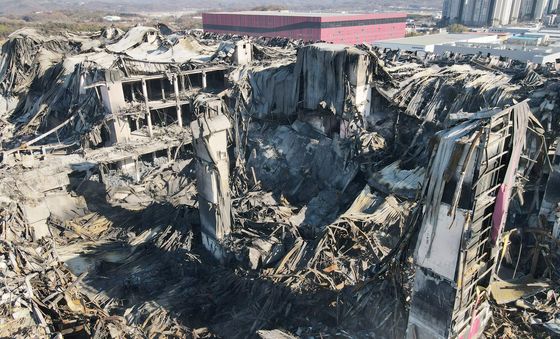 화재로 무너진 물류센터