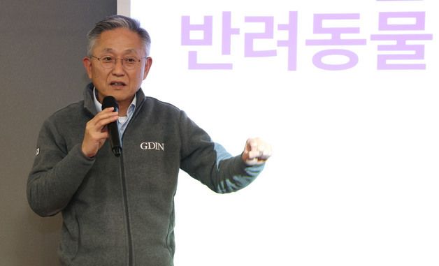 인사말 하는 김종갑 글로벌디지털혁신네트워크 대표