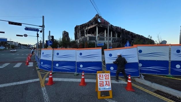 안전펜스 설치되는 이랜드 물류센터 화재현장