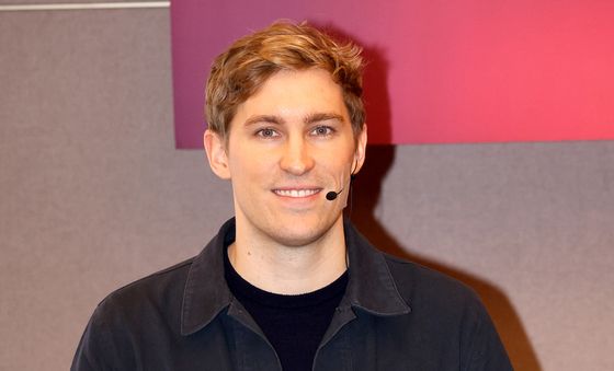 기자간담회 발표하는 마티 스타니셰프스키