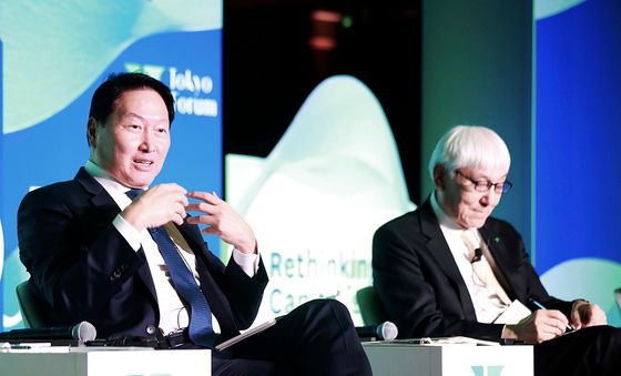 토론하는 최태원 SK 회장