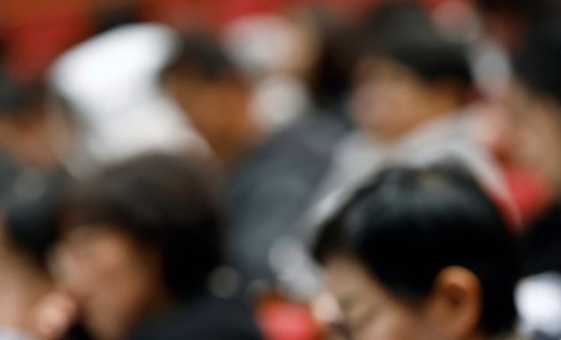 대입정시 합격전략가이드 살펴보는 학부모들