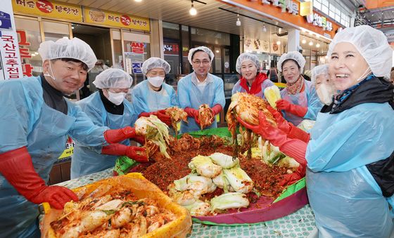 웃음이 꽃피는 '진심사랑행복 담은 김장나눔'
