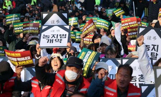 구호 외치는 농민들