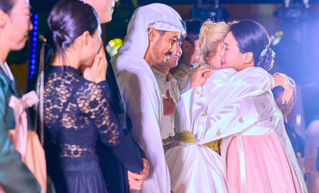 조수미와 포옹하는 김혜경 여사