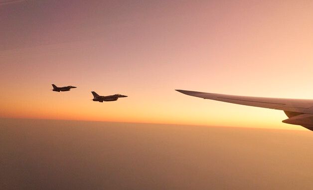 이재명 대통령 탑승 공군 1호기 호위하는 UAE 전투기