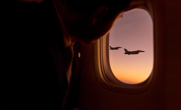 이재명 대통령 탑승 공군 1호기 호위하는 UAE 전투기