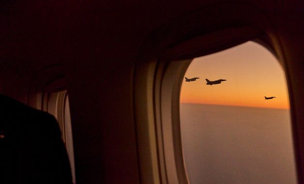 이재명 대통령 탑승 공군 1호기 호위하는 UAE 전투기