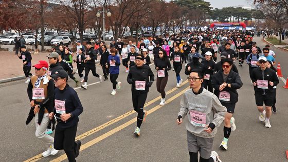 김대중 평화 마라톤 출발하는 시민들