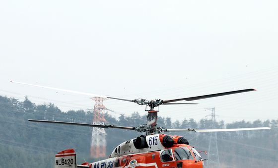 급수하고 마무리 진화작업 돌입한 산불 진화 헬기