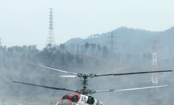 급수 마치고 떠나는 산불 진화 헬기