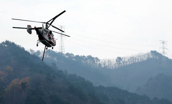 이동하는 산불 진화 헬기