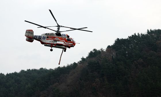 급수 마치고 이동하는 산불 진화 헬기