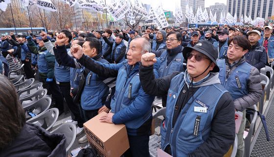 구호 외치는 택배노동자들