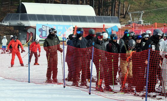 리프트 줄 서는 시민들
