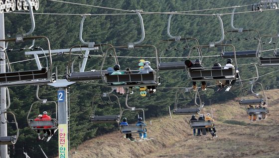 리프트 타고 올라가는 시민들