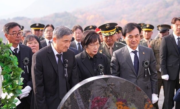 연평도포격전 전사자 모역 참배하는 안규백 장관