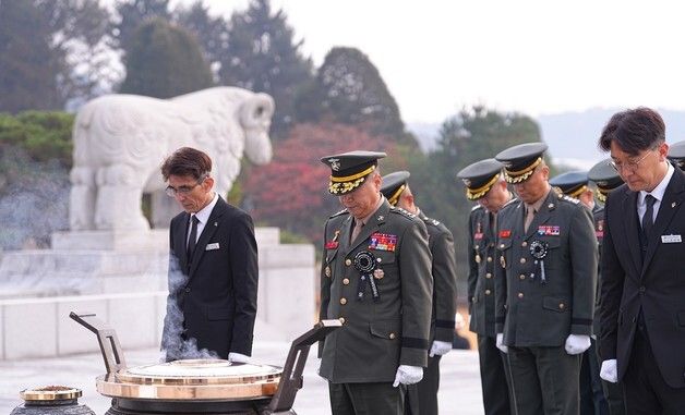 현충탑 참배하는 주일석 해병대사령관