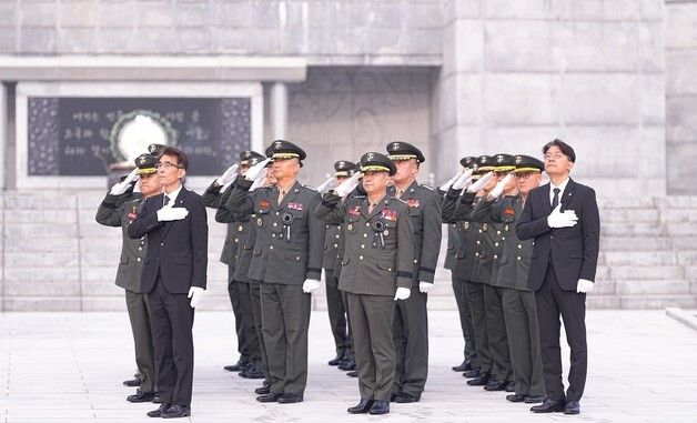 현충탑 참배하는 주일석 해병대사령관