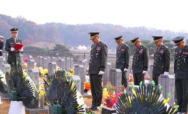 마린온 순직자 모역 참배하는 주일석 해병대사령관