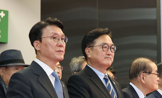 임시정부 요인 후손들 맞이하는 김민석 국무총리와 우원식 국회의장