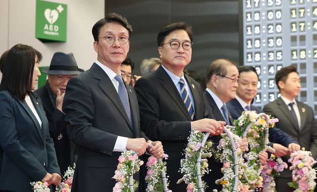 임시정부 요인 후손들 맞이하는 김민석 국무총리와 우원식 국회의장