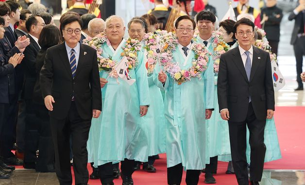 의장대 사열하는 임시정부 요인 후손들