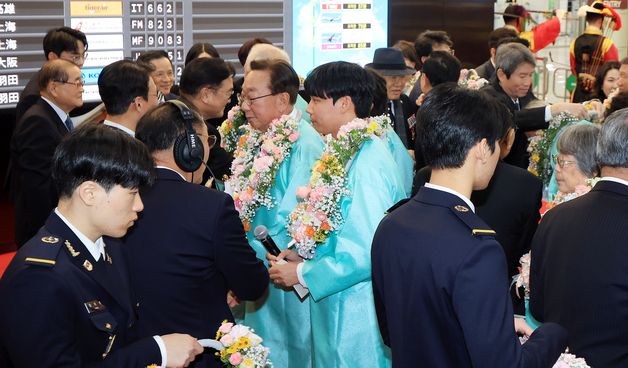 꽃목걸이 받는 임시정부 요인 후손들