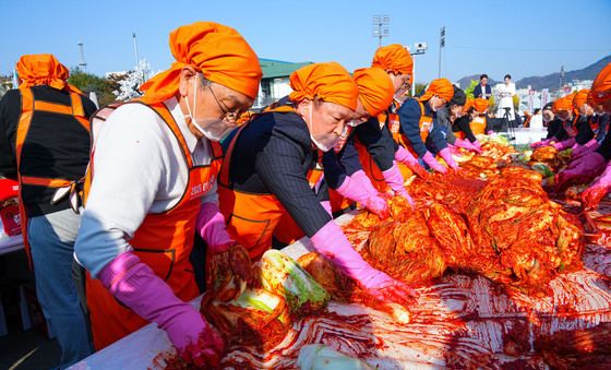 대한민국 김치대전...김치 버무리는 강기정 시장