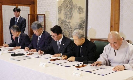 김민석 총리, 정부-종교계 상생협력 원탁회의 업무협약
