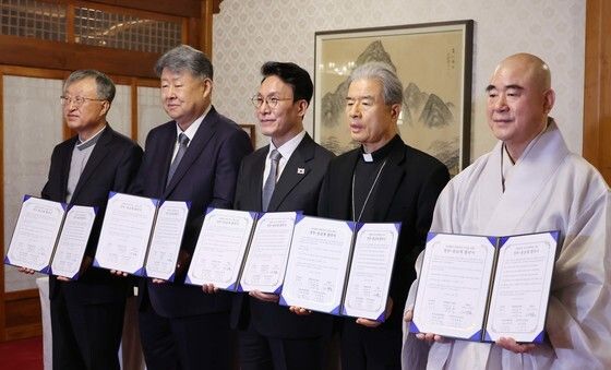 김민석 총리, 정부-종교계 상생협력 원탁회의 업무협약식