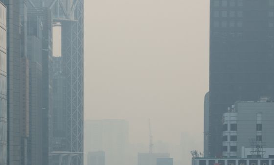 뿌연 하늘의 서울 도심