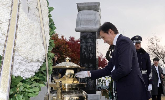 분향하는 조국 대표