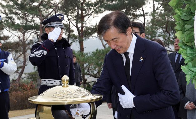 조국 대표, 김영삼 전 대통령 묘소 참배